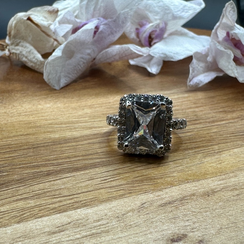 Silver cubic zirconia ring (NEW)